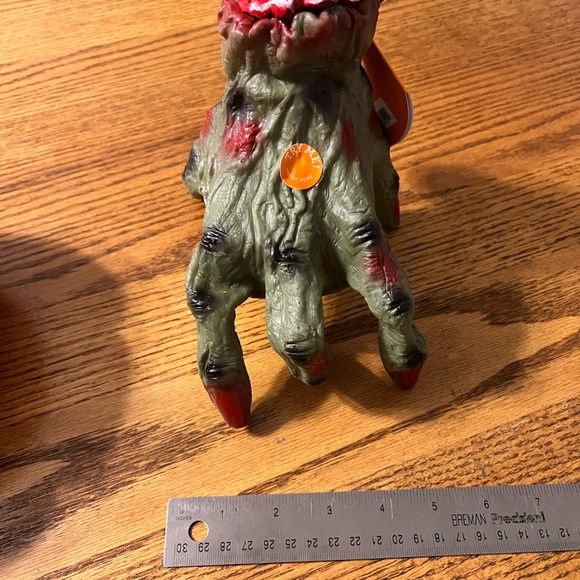 Halloween decorations walking animated hand & pumpkin - Picture 4 of 13